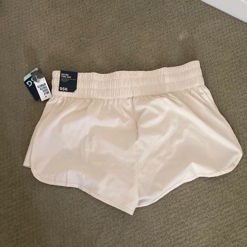 NWT DSG WHITE HIGH RISE STRIDE SHORTS
